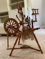 Traditioneel spinnewiel met wol, Hobby en Vrije tijd, Spinnewielen en Spinnen, Ophalen of Verzenden, Gebruikt, Spinnewiel