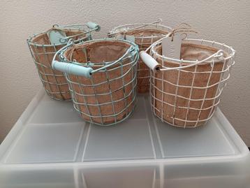 zeer leuke nieuwe witte en groene plantenmandjes van ijzer beschikbaar voor biedingen