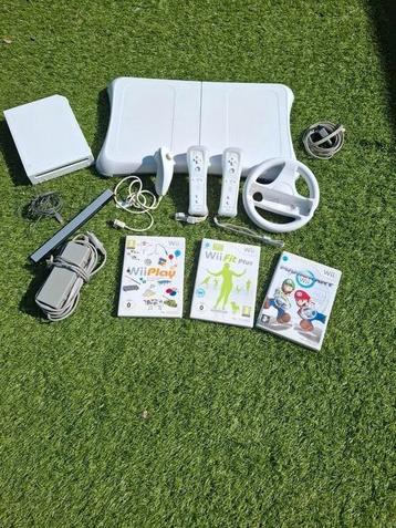 Mooie Nintendo Wii, 2 contollers, stuur, balance board, ed  beschikbaar voor biedingen