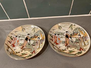 Twee Japanse decoratieve borden beschikbaar voor biedingen