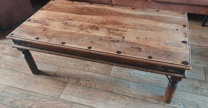 Stevige salontafel - voorkamertafel - met ijzeren beslag, Huis en Inrichting, Tafels | Salontafels, Zo goed als nieuw, Minder dan 50 cm