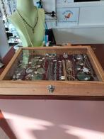 Houten Toonbank Vitrine inclusief partij sieraden vintage, Antiek en Kunst, Curiosa en Brocante, Ophalen of Verzenden