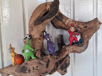 Teletubbies op boomstronk.  beschikbaar voor biedingen