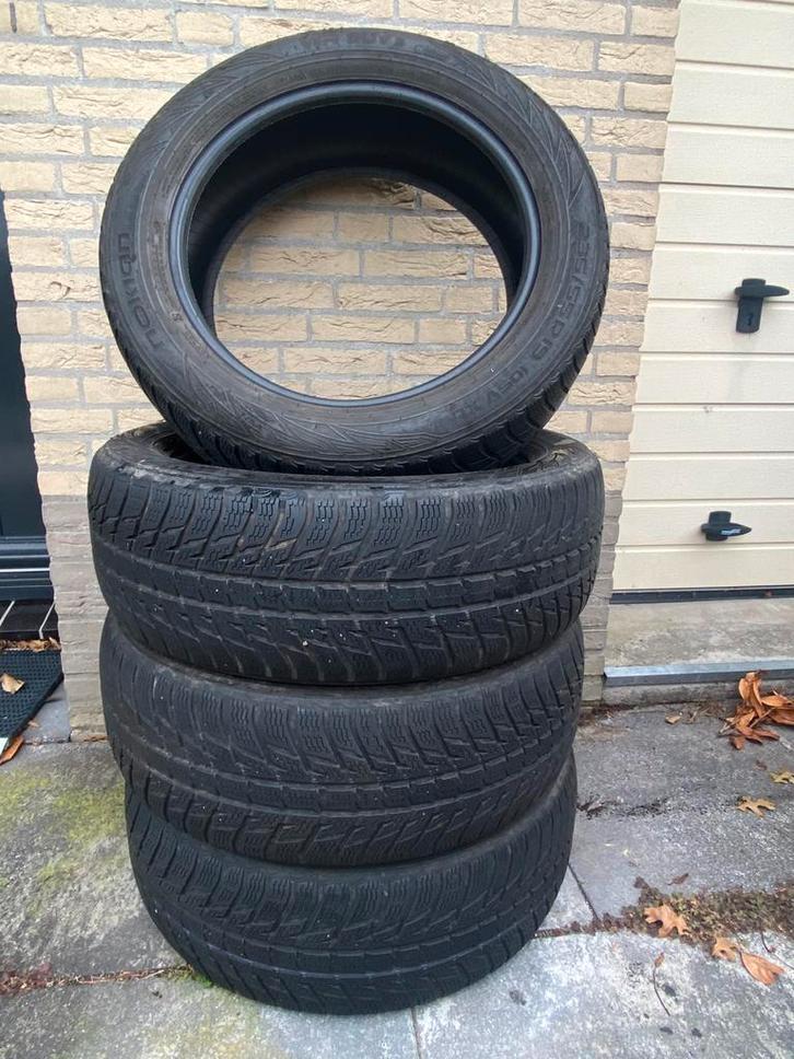 2 sets NOKIAN winterbanden, in zeer goede staat., Auto-onderdelen, Banden en Velgen, Band(en), Winterbanden, 235 mm, Ophalen