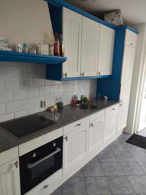 Complete keuken met inbouwapperatuur en buffetkast, Huis en Inrichting, Keuken | Complete keukens, Gebruikt, Wit, Graniet of Steen