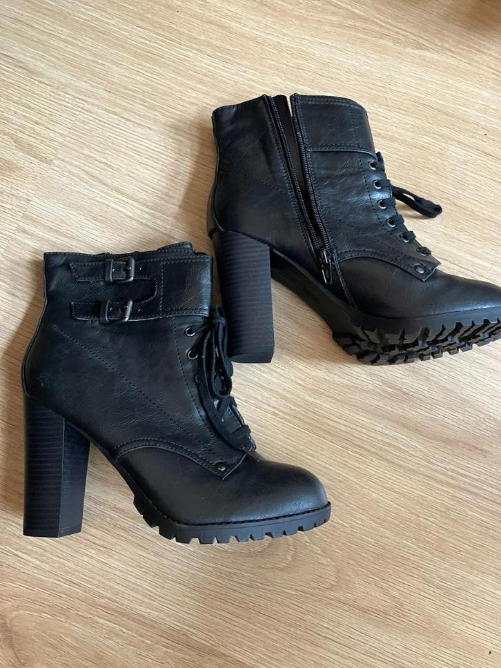 Splinternieuwe hoge laarsjes van R2 - maat 42 - Modern & hip, Kleding | Dames, Schoenen, Nieuw, Lage of Enkellaarzen, Zwart, Ophalen of Verzenden
