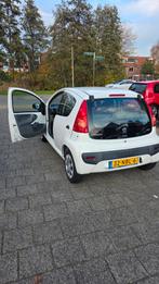 Peugeot 107 1.0 12V 5DR 2010 Wit, Auto's, Voorwielaandrijving, Stof, Zwart, 4 stoelen