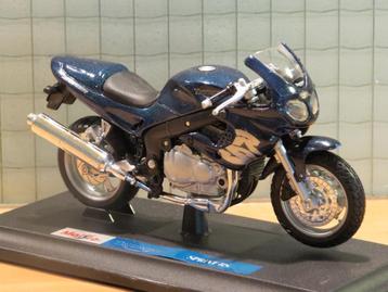 Triumph Sprint 955i RS 1:18 beschikbaar voor biedingen