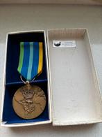 Marine medaille vroegere model in doos. onderscheiding, Postzegels en Munten, Penningen en Medailles, Ophalen of Verzenden, Overige materialen