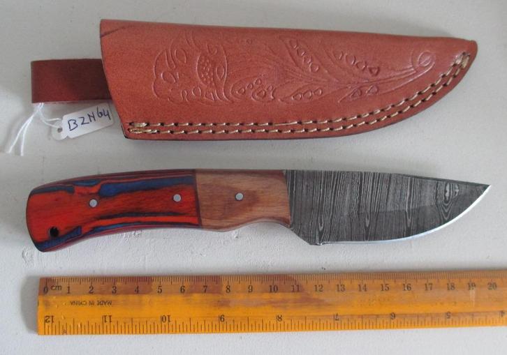 Hand gesmeed Damast mes met lederen schede. BZN64., Caravans en Kamperen, Kampeergereedschap, Nieuw, Ophalen of Verzenden