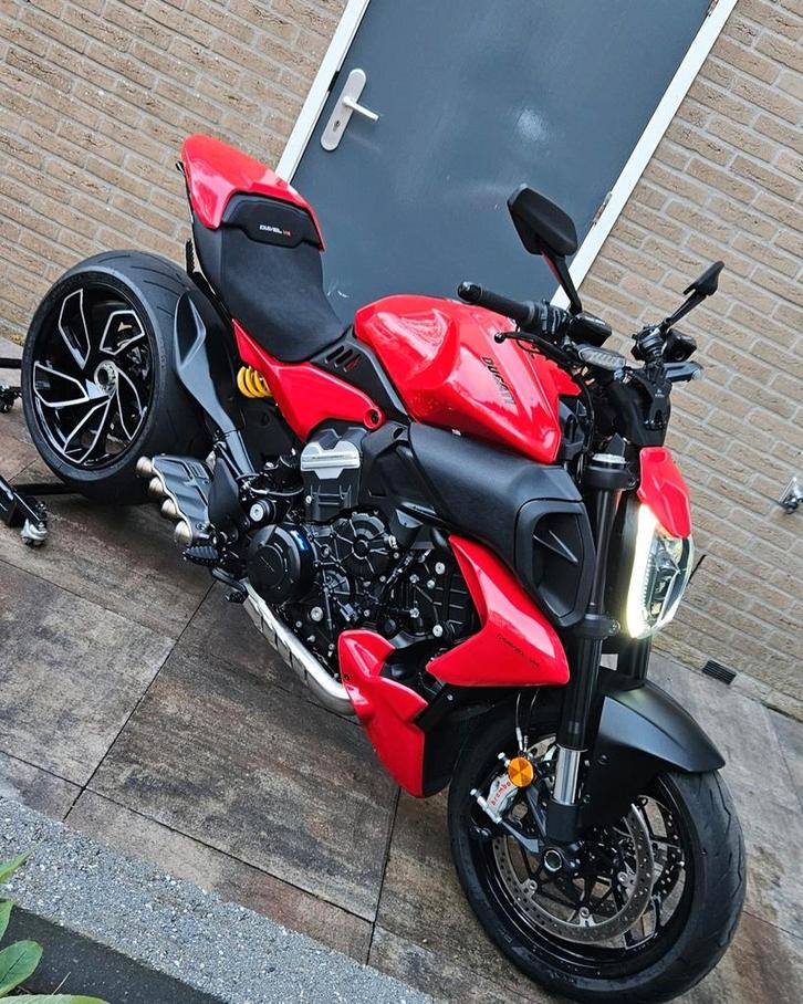 In nieuwstaat verkerende Ducati Diavel V4 Akrapovic., Motoren, Motoren | Ducati, Particulier, Naked bike, Ophalen