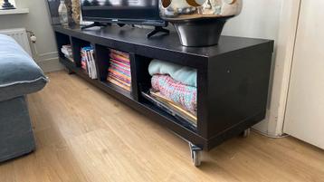 Zwarte lack vakkenkast (tv meubel) met wieltjes 