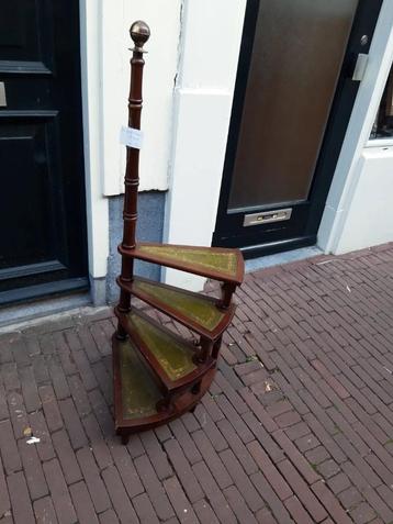 geweldig leuk vintage bibliotheektrapje beschikbaar voor biedingen