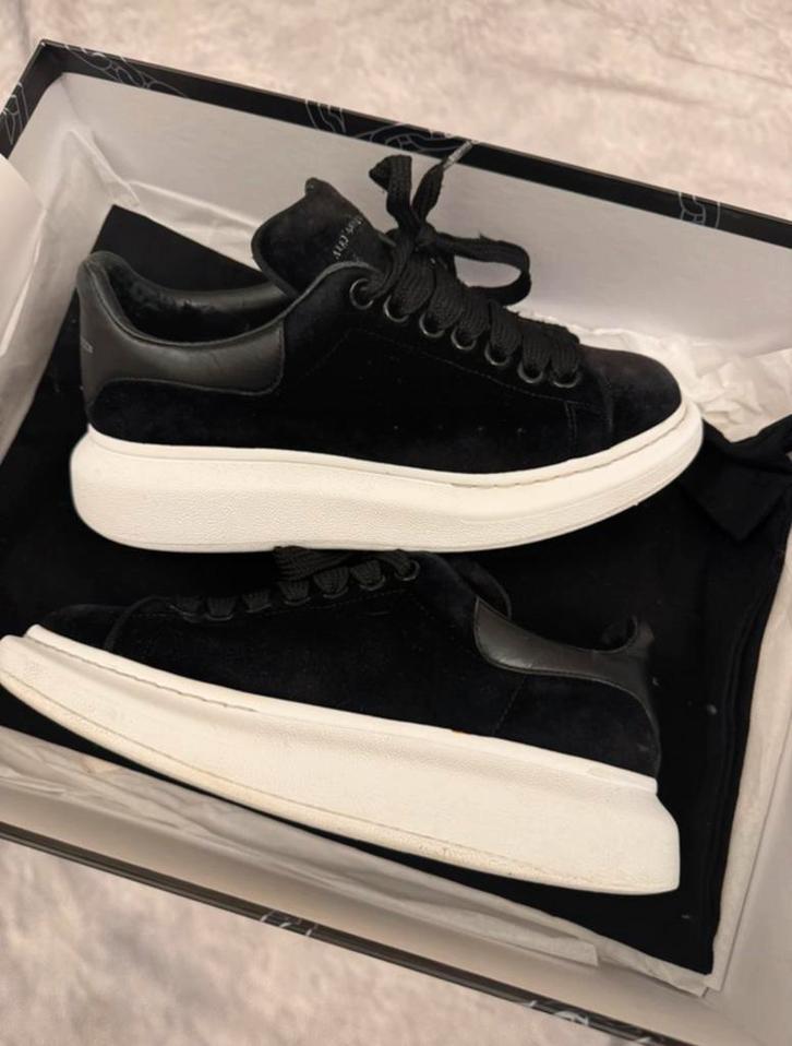 Alexander McQueen zwart suede 36, Kleding | Heren, Schoenen, Zo goed als nieuw, Sneakers of Gympen, Zwart, Ophalen of Verzenden