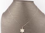 Zilveren collier met bloem hanger                         M3