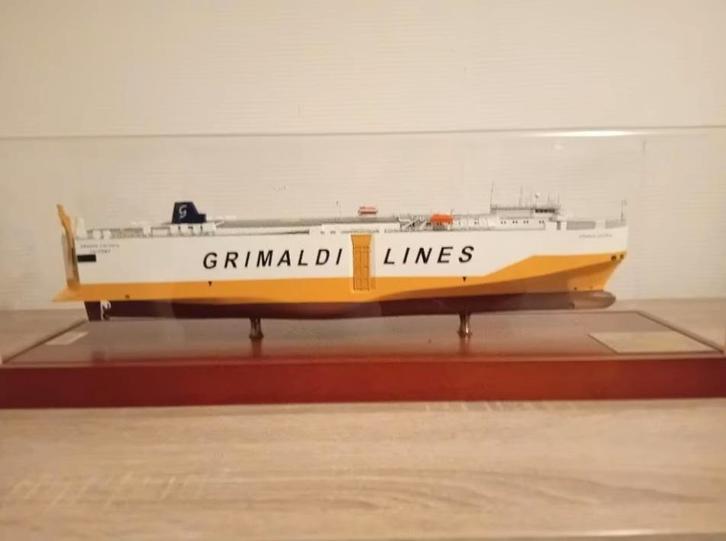 Mooi model van de Grimaldi lines, Hobby en Vrije tijd, Modelbouw | Boten en Schepen, Zo goed als nieuw, Ophalen