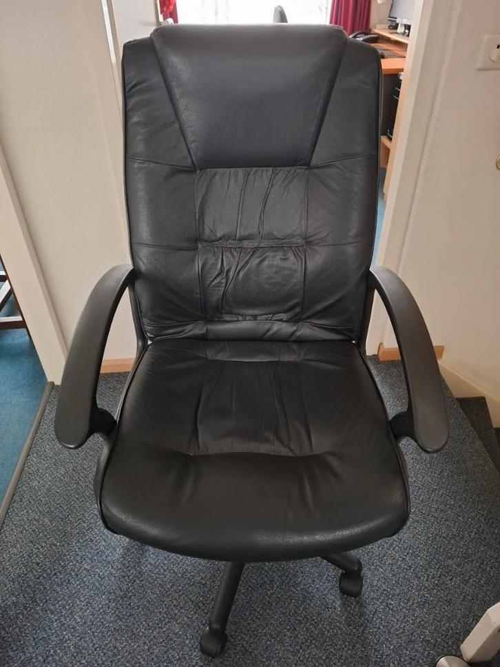 Degelijke zwarte bureau stoel tegen elk aannemelijk bod, Huis en Inrichting, Bureaustoelen, Gebruikt, Bureaustoel, Zwart, Ophalen of Verzenden