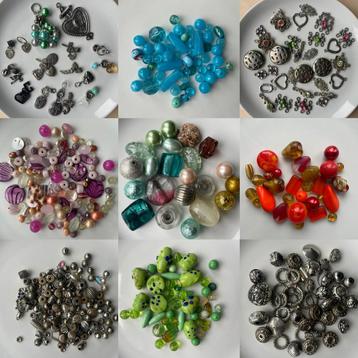 Grote set kralen roze groen blauw rood zilver en meer beschikbaar voor biedingen