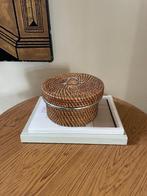 Vintage Gevlochten Rotan Mand met Verzilverde rand France, Huis en Inrichting, Gebruikt, Mand, Ophalen of Verzenden, Riet