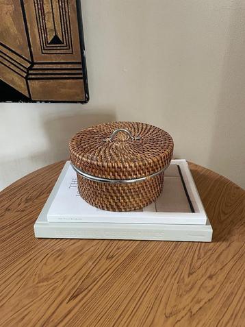 Vintage Gevlochten Rotan Mand met Verzilverde rand France  beschikbaar voor biedingen