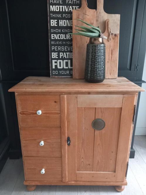 Antieke Kast Stoer & Sober, Antiek en Kunst, Curiosa en Brocante, Ophalen