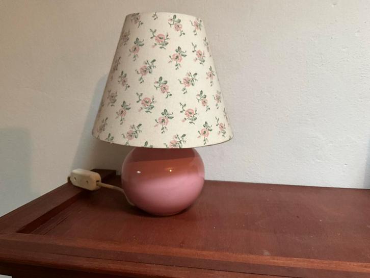 Leuke roze lamp met Laura Ashley kap, Huis en Inrichting, Lampen | Tafellampen, Zo goed als nieuw, Minder dan 50 cm, Stof, Ophalen