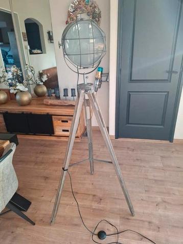 Mooie industriele lamp  beschikbaar voor biedingen