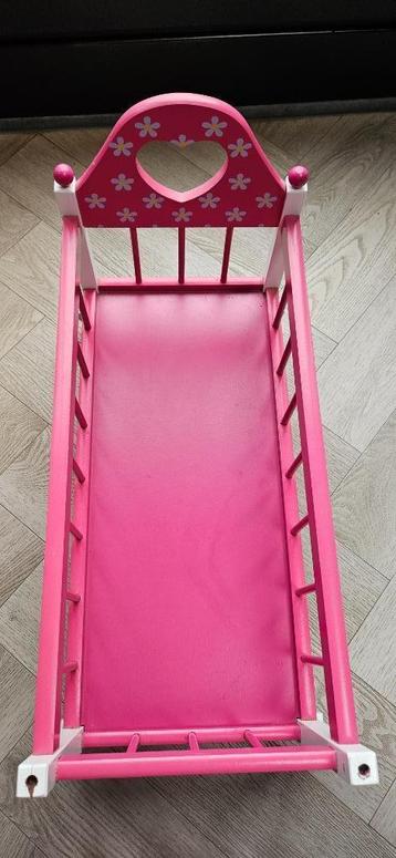 Houten poppenbedje beschikbaar voor biedingen