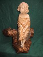 Antiek gips beeld uit begin 20e eeuw art deco zittend meisje, Ophalen of Verzenden