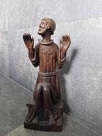 Houten beeld van een biddende monnik, Antiek en Kunst, Kunst | Beelden en Houtsnijwerken, Ophalen of Verzenden