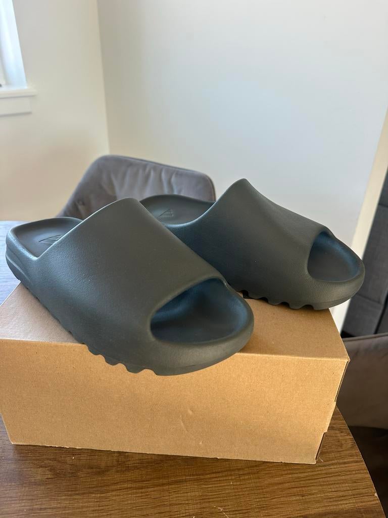Yeezy Slide Dark Onyx maat 47, Slippers, Zwart, Ophalen of Verzenden, Gedragen