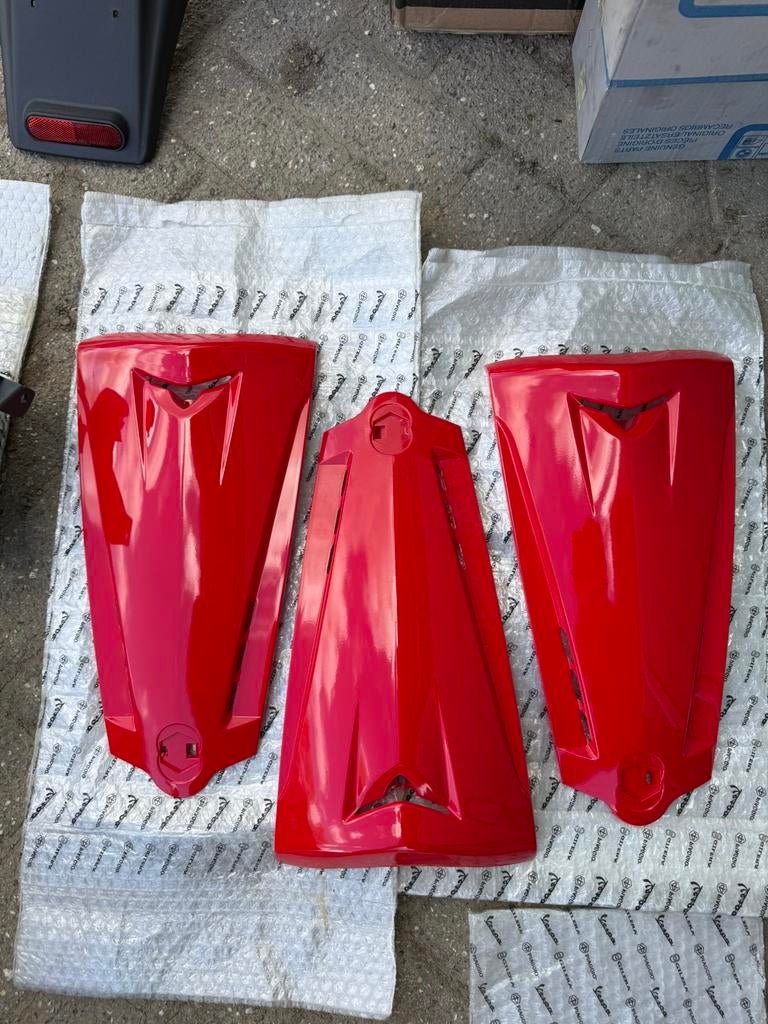 NOS gilera runner sp pro voorneus kap rood, Ophalen of Verzenden