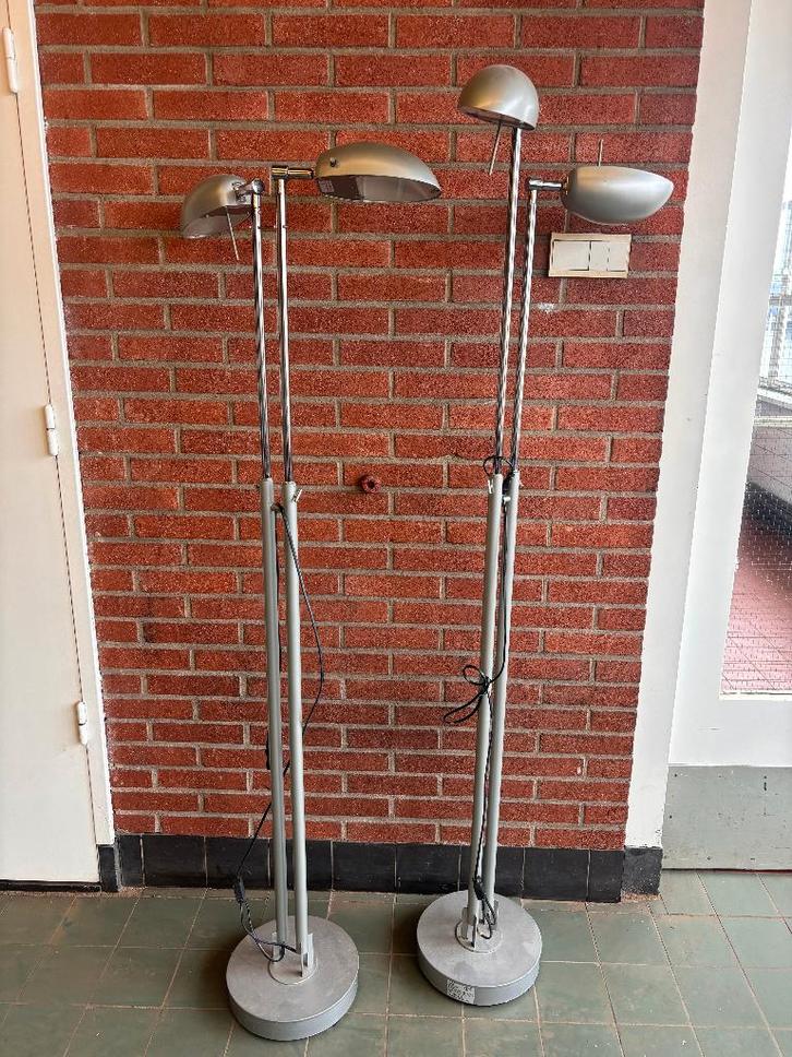 SET VAN 2 VERSTELBARE Vintage Design VLOERLAMPEN GRIJS, Huis en Inrichting, Lampen | Vloerlampen, Zo goed als nieuw, 150 tot 200 cm