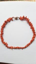 Collier van bloedkoraal takjes met gouden sluiting, Ophalen of Verzenden, Goud, Ketting