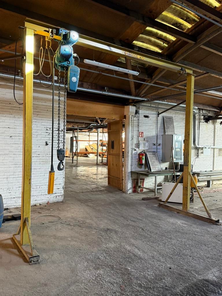 Demag elektrische takel 2000 kg portaal kraan, Ophalen