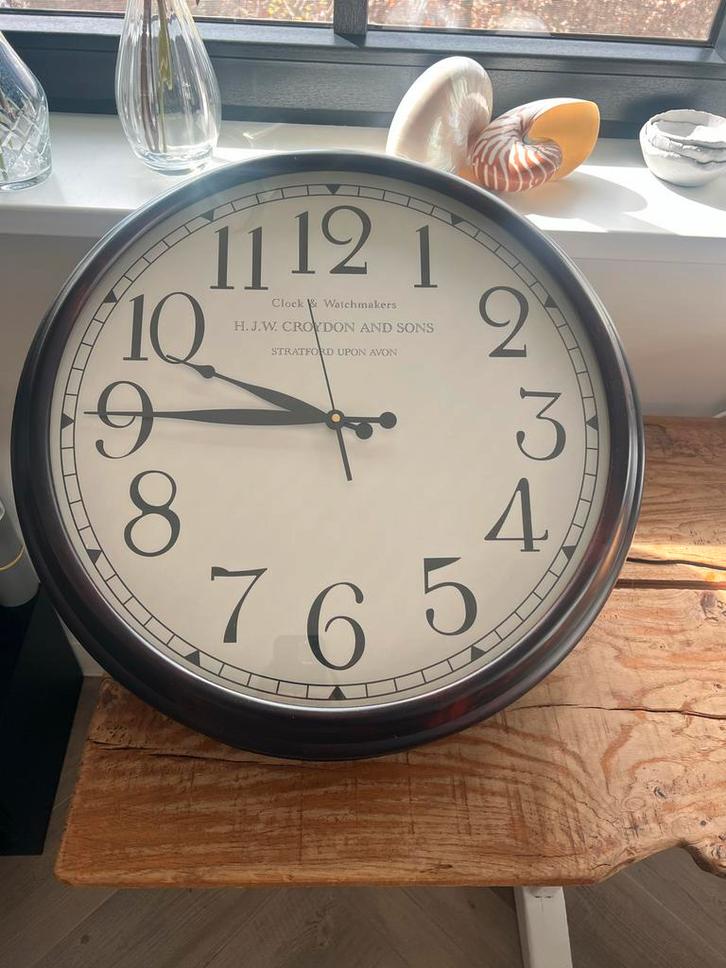 Grote houten donker bruine wandklok met batterij uurwerk ., Huis en Inrichting, Woonaccessoires | Klokken, Zo goed als nieuw, Wandklok