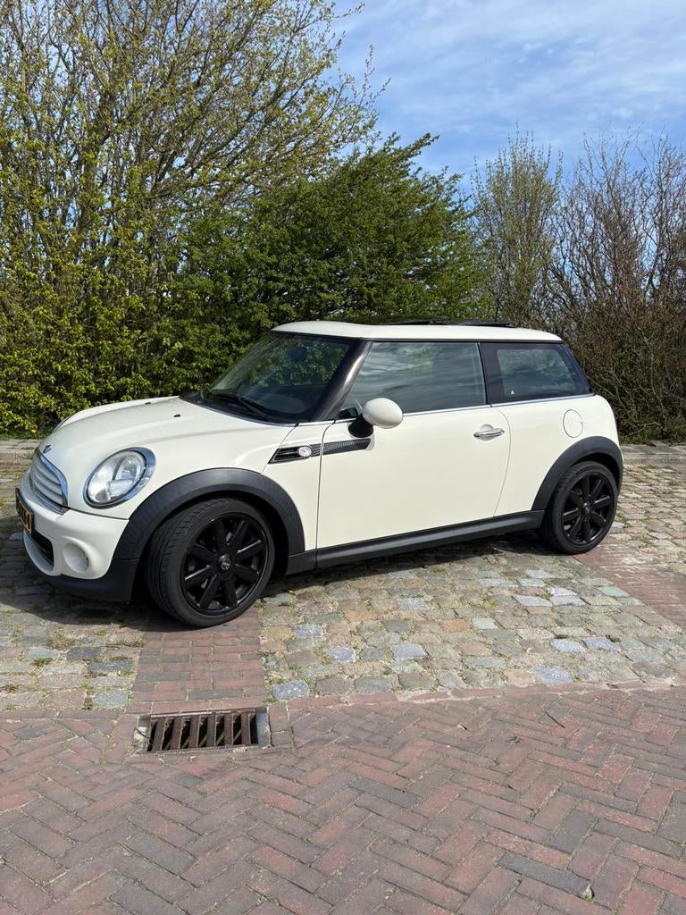 Mini 1.6 ONE 2011 Wit, Auto's, Mini, Voorwielaandrijving, Stof, 40 €/maand, Zwart