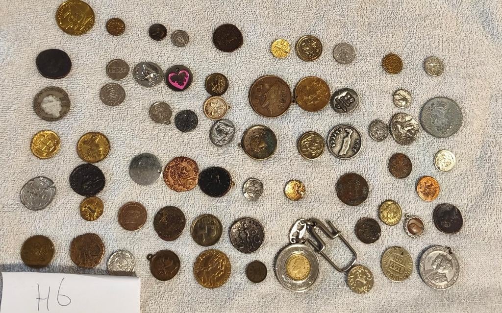 lot penningen, hangertjes, replica's etc H6, Ophalen of Verzenden, Overige materialen, Buitenland