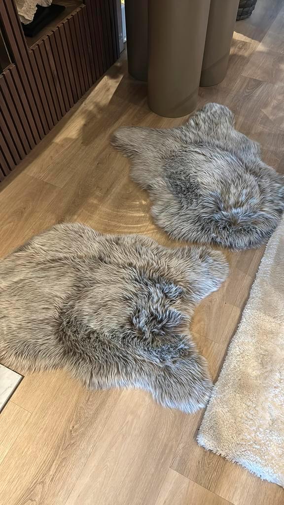 2 super leuke nep schapenvachtjes 90x50 taupe grijs, Huis en Inrichting, Stoffering | Tapijten en Kleden, Zo goed als nieuw, 50 tot 100 cm