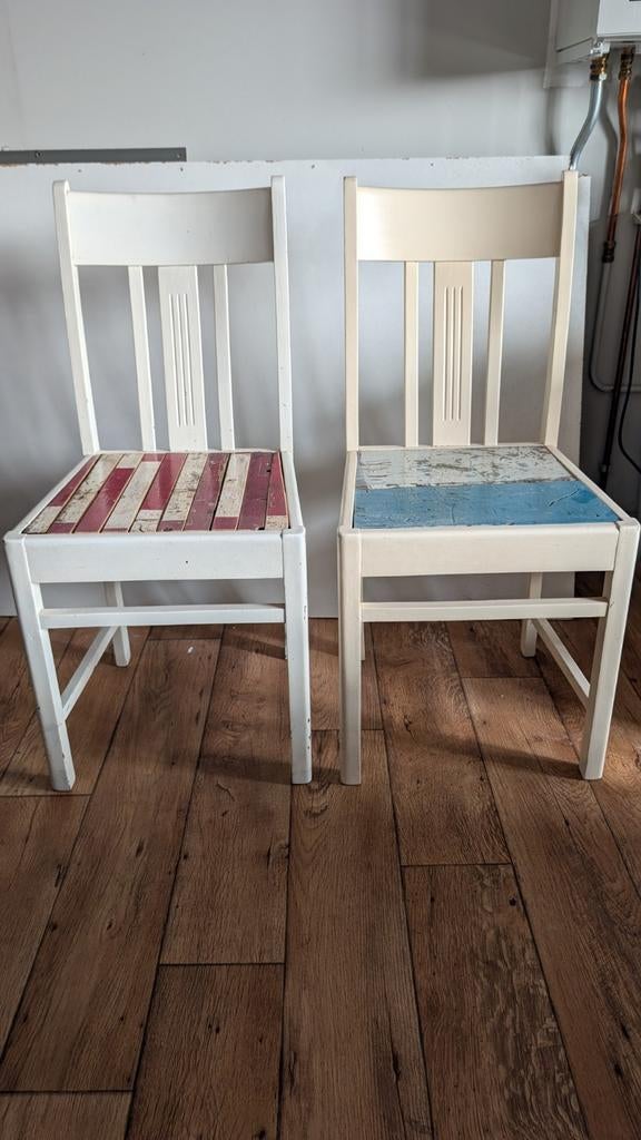 Twee witte stoelen met gekleurde zitting, Huis en Inrichting, Stoelen, Ophalen