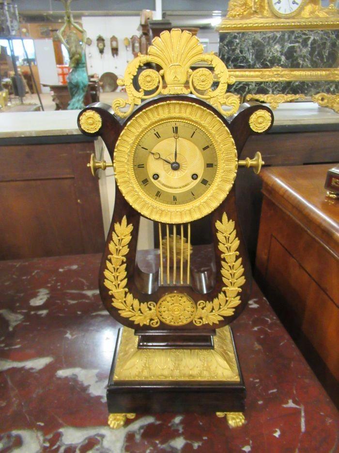 Oer 10805 ANTIEKE palissander lyra pendule touwtje ophanging, Antiek en Kunst, Antiek | Klokken, Ophalen