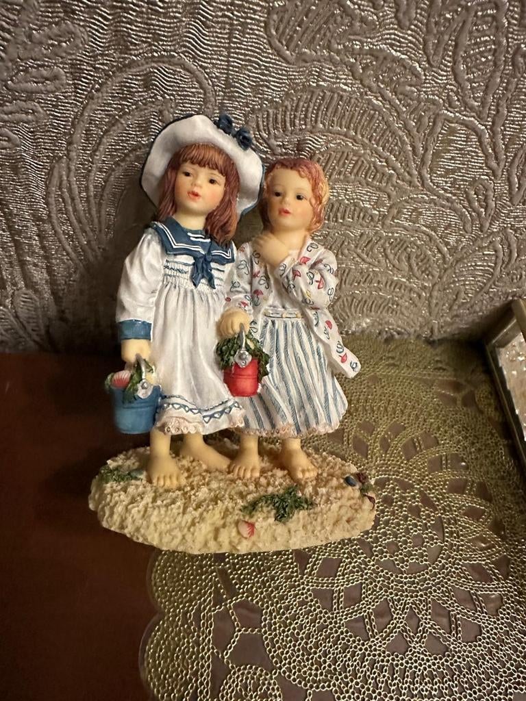 Beeldje van twee meisjes op het strand, Verzamelen, Beelden en Beeldjes, Ophalen of Verzenden