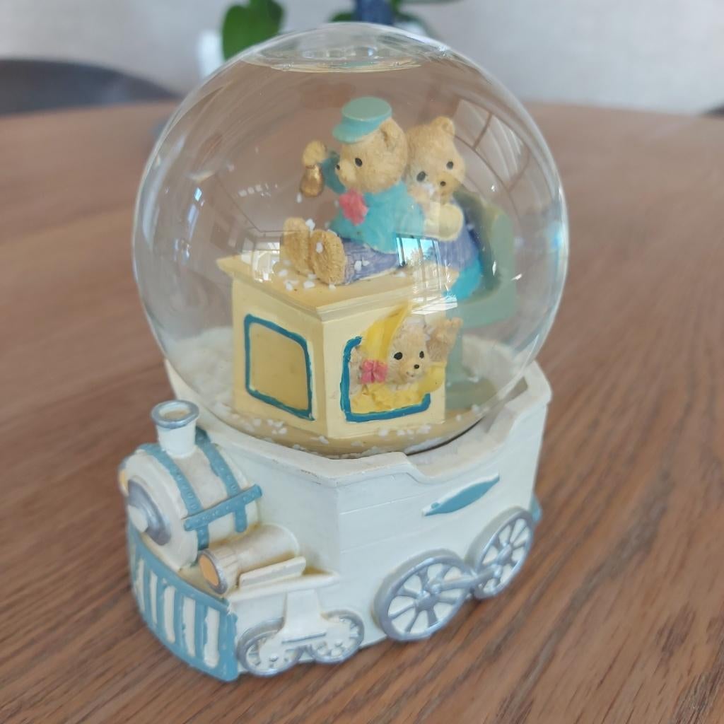Sneeuwbol muziekdoos - draaiende beertjes in trein (13 cm), Verzamelen, Beren en Cherished Teddies, Ophalen of Verzenden, Zo goed als nieuw