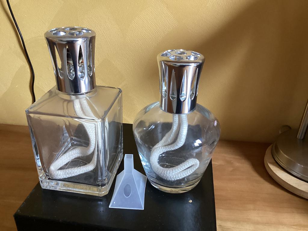 2 stuks geur branders. Lampe Berger, Ophalen of Verzenden, Zo goed als nieuw, Overige materialen, Minder dan 25 cm