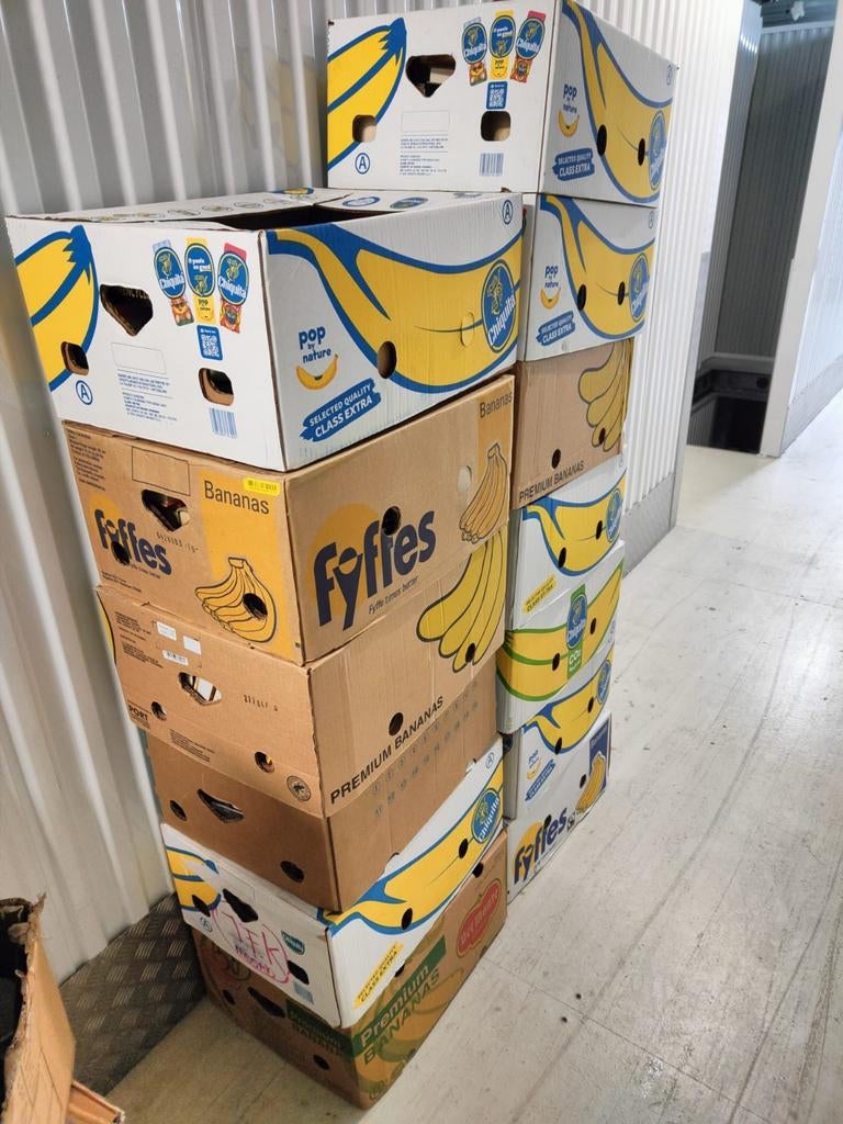 13 bananen dozen vol met boeken, Ophalen of Verzenden, Zo goed als nieuw