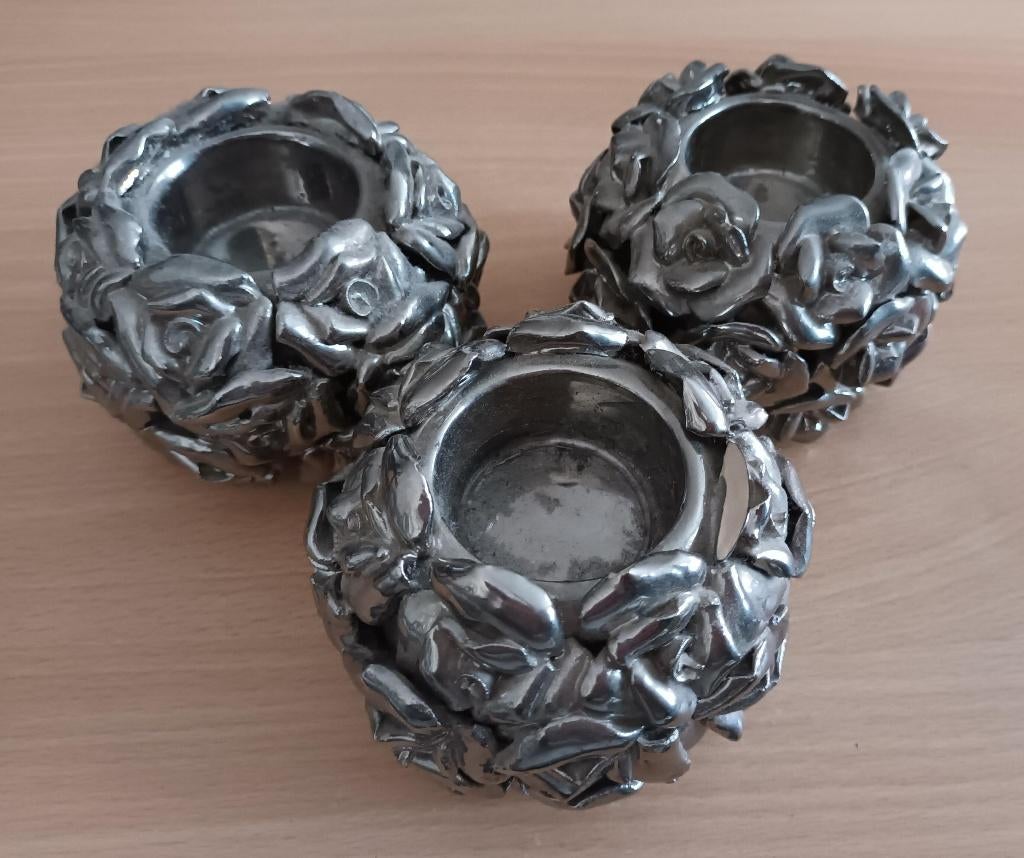 3 zilverkleurige standaards met roosjes voor theelichtje, Huis en Inrichting, Overige materialen, Ophalen of Verzenden, Zo goed als nieuw