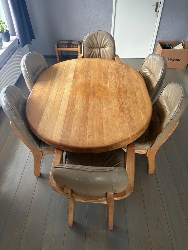 Ovale houten eettafel met bijbehorende stoelen, Gebruikt, 100 tot 150 cm, 200 cm of meer, Ophalen of Verzenden