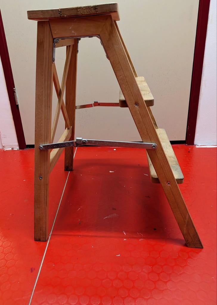 Handig opklapbaar houten opstap krukje, Ophalen of Verzenden, Gebruikt, Hout