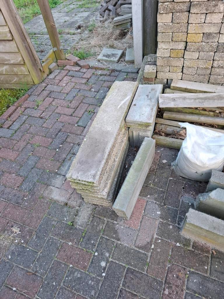 Gratis opsluitbanden - diverse maten en kleuren, Tuin en Terras, Tegels en Klinkers, Gebruikt, Overige typen, Beton, Minder dan 5 m²