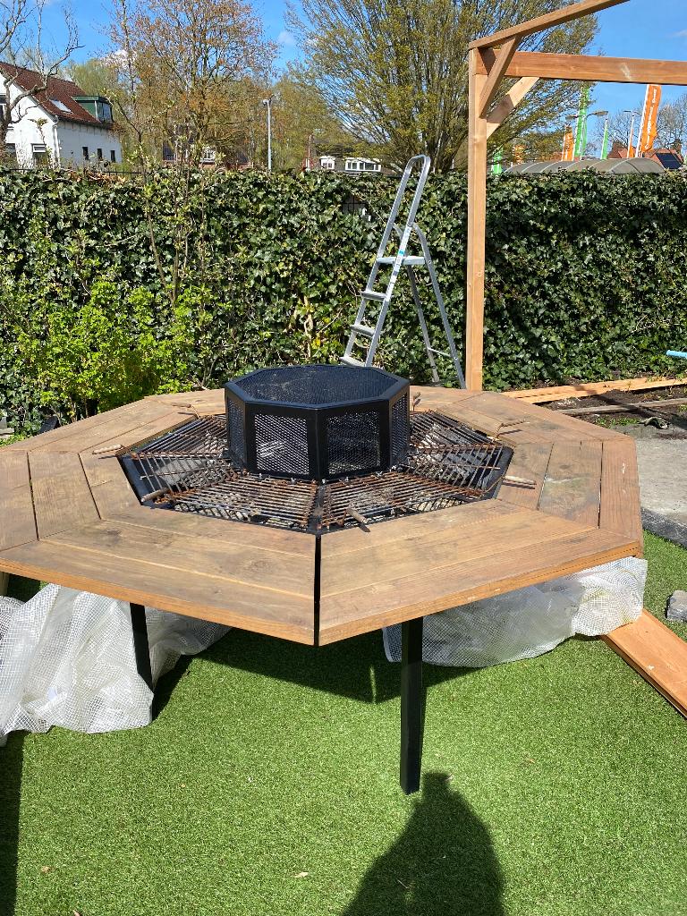 Tuintafel kan ook gelijk worden gebruikt om te BBQ ., Tuin en Terras, Tuintafels, Ophalen, Gebruikt, Rond